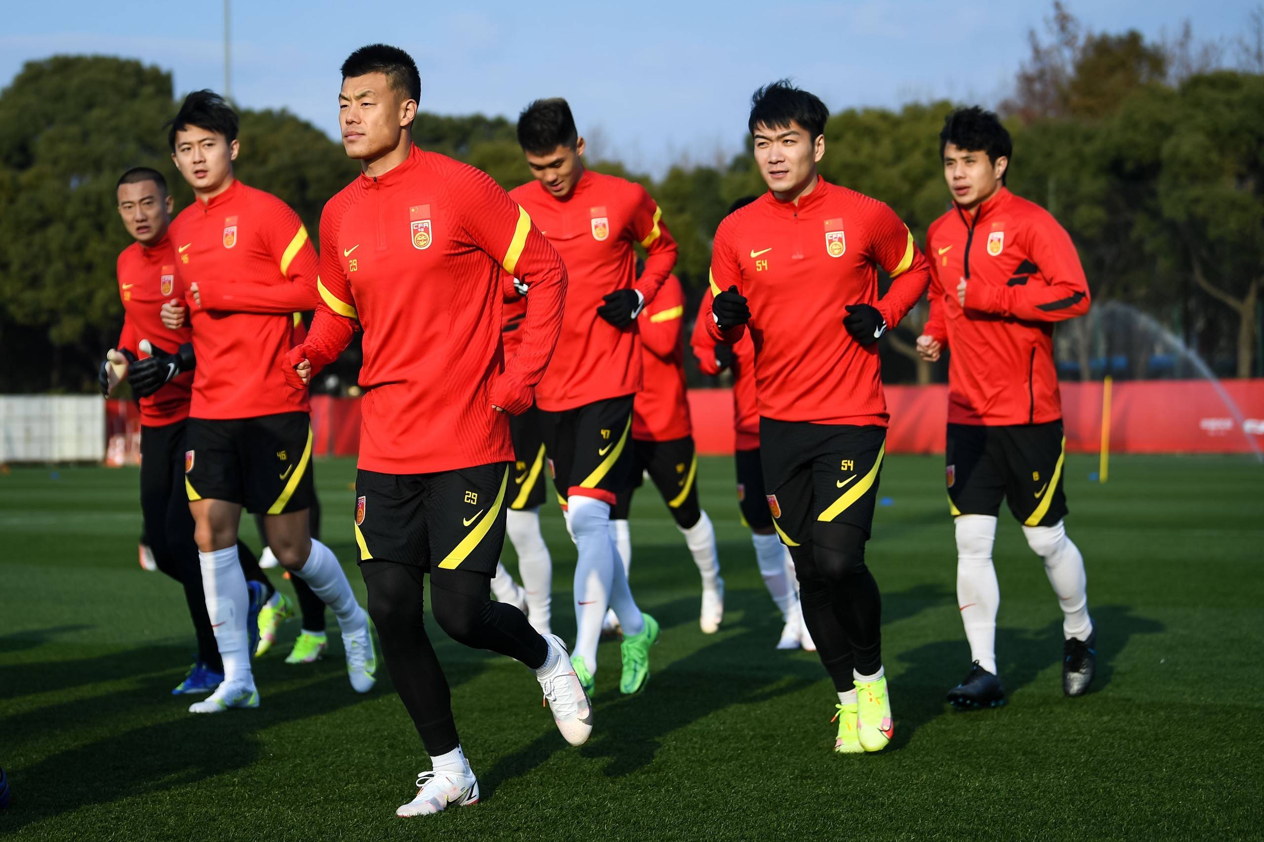 关于国内球员出色发挥，球队团结拼搏的信息