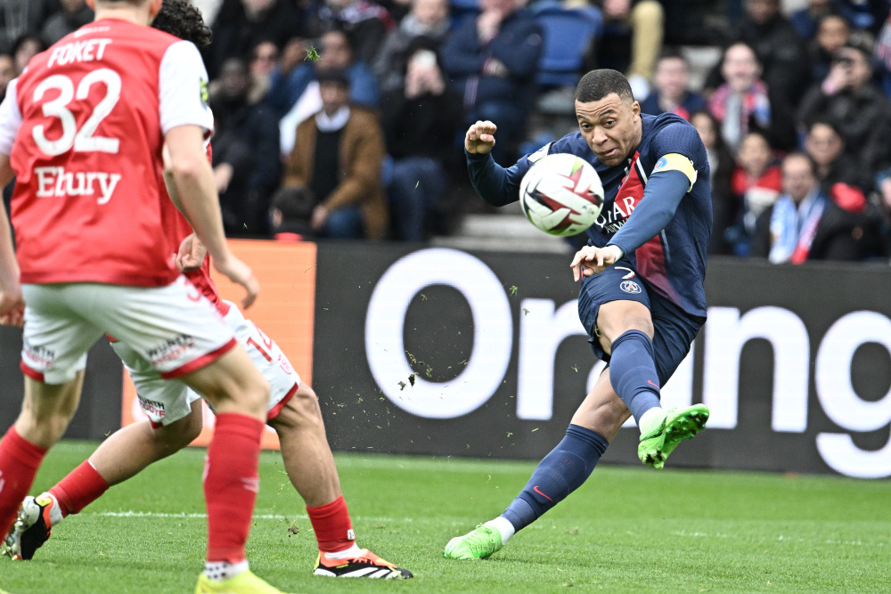 巴黎圣日耳曼提前锁定法甲冠军，赛季表现抢眼的简单介绍