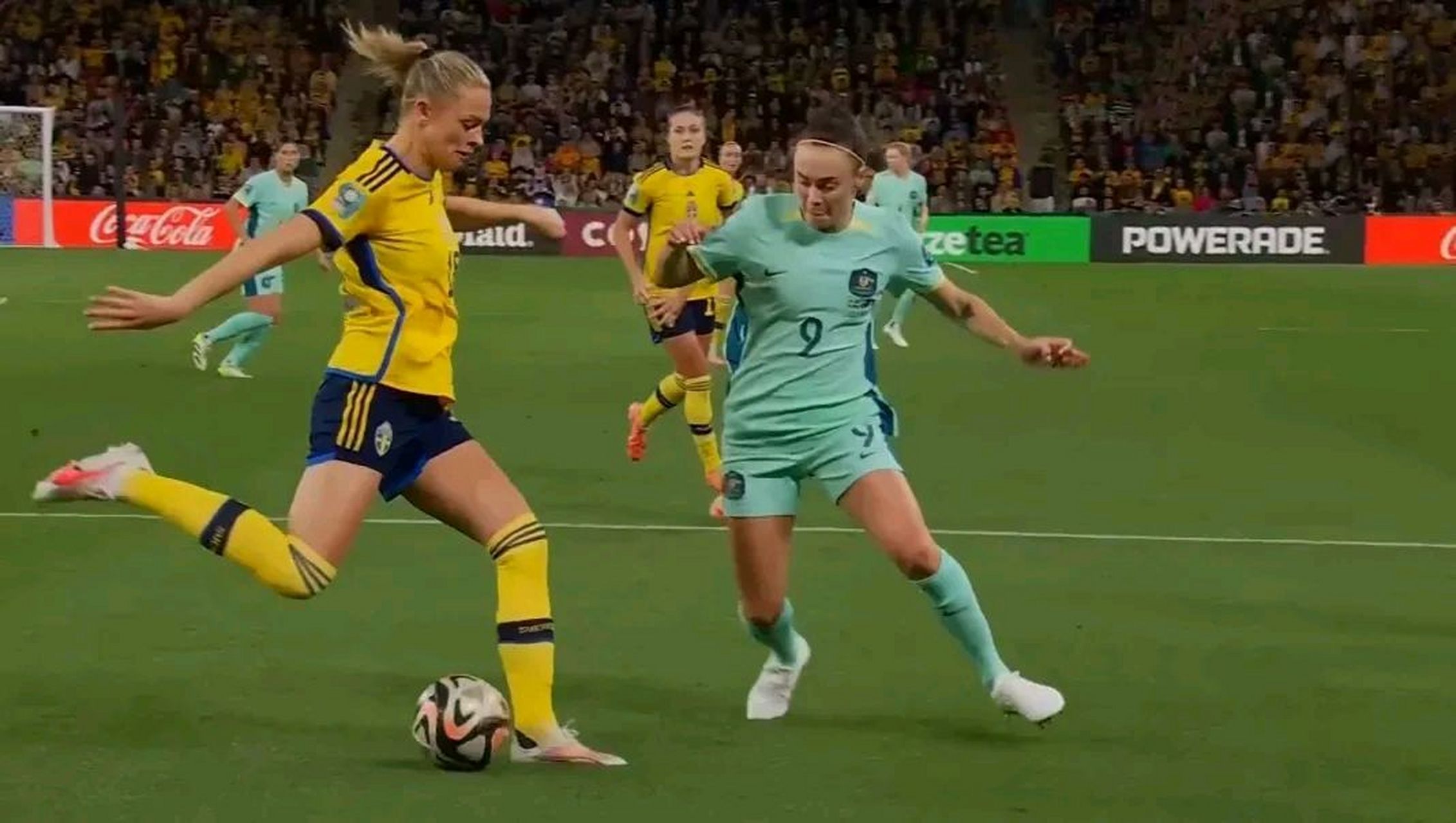 瑞典女足在比赛中夺冠，取得胜利